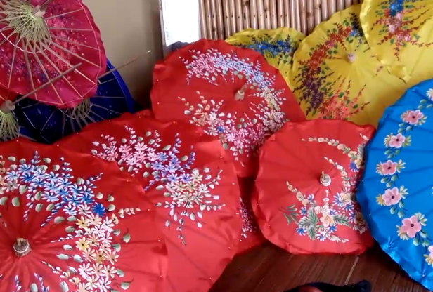 Berbagai corak dan warna payung geulis hasil karya rumah produksi Pengrajin Payung Geulis Karya Utama di Desa Pangingkiran, Kec. Indihiang, Tasikmalaya.