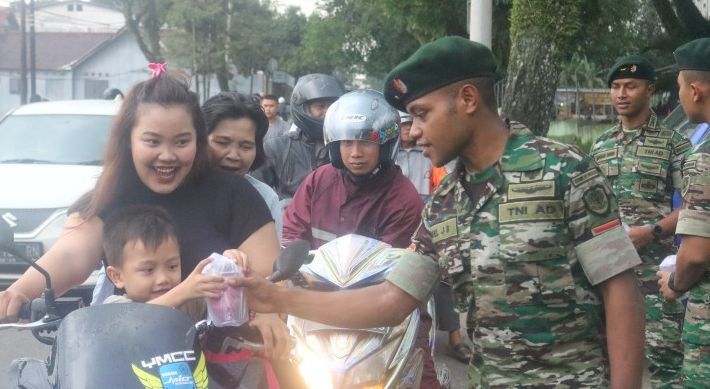 Hari Ketiga Ramadan 2023, Anggota TNI Yonif Raider 300/Bjw Bagikan Takjil ke Warga Cianjur yang Melintas 