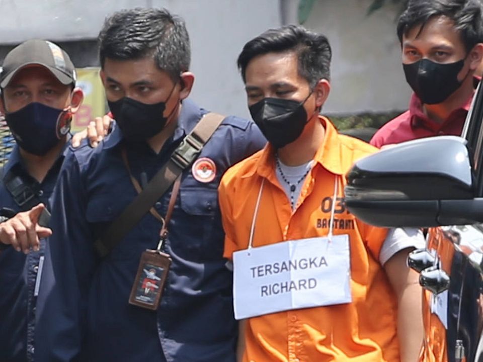 Tersangka Bharada Richard Eliezer (ketiga kiri) berjalan sebelum rekonstruksi pembunuhan Brigadir J di rumah pribadi Irjen Ferdy Sambo di Jalan Saguling, Duren Tiga, Jakarta, Selasa 30 Agustus 2022