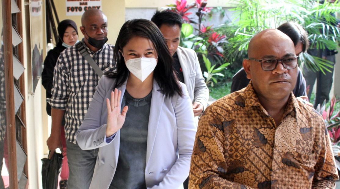 Artis Marshanda melambaikan tangan saat akan menjadi saksi pada sidang di Pengadilan Negeri Bandung, Selasa, 16 Februari 2021. Ia dihadirkan sebagai saksi meringankan untuk terdakwa Arya Claporth dalam kasus KDRT terhadap mantan istrinya, Karen Poore.