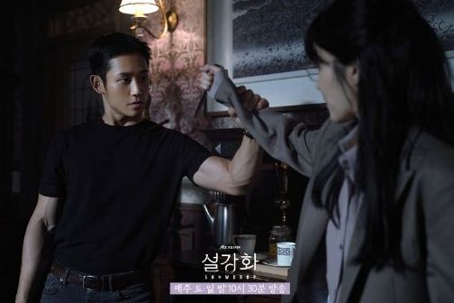Snowdrop Episode 11. Jung Hae In Dan Yoo In Na Saling Tatap Saat Ketegangan Sedang Memuncak