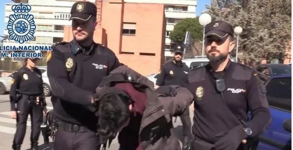 Pemuda kanibal saat ditangkap kepolisian Spanyol.
