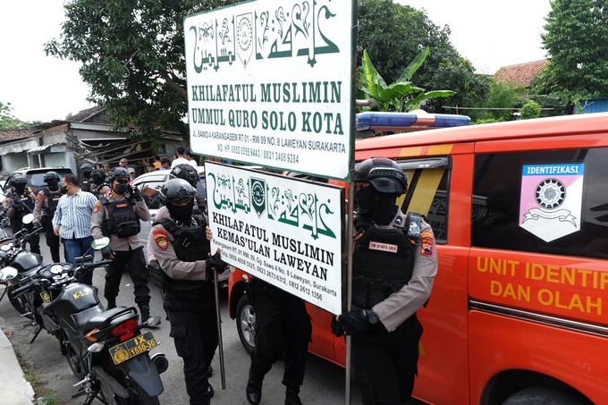 Polisi menurunkan papan bertulis Khilafatul Muslimin dari rumah warga sekaligus kantor cabang kelompok tersebut di Solo, Jawa Tengah, Kamis, 9 Juni 2022.