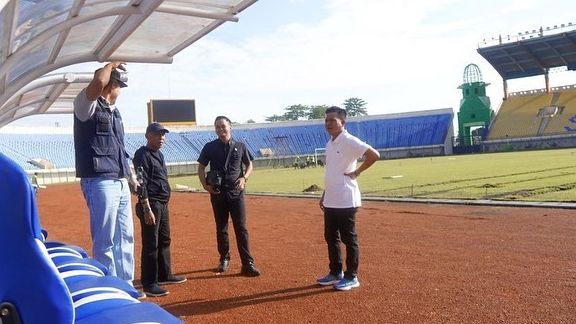 Bupati Bandung Dadang Supriatna meninjau Stadion Si Jalak Harupat untuk persiapan Piala Dunia U-20