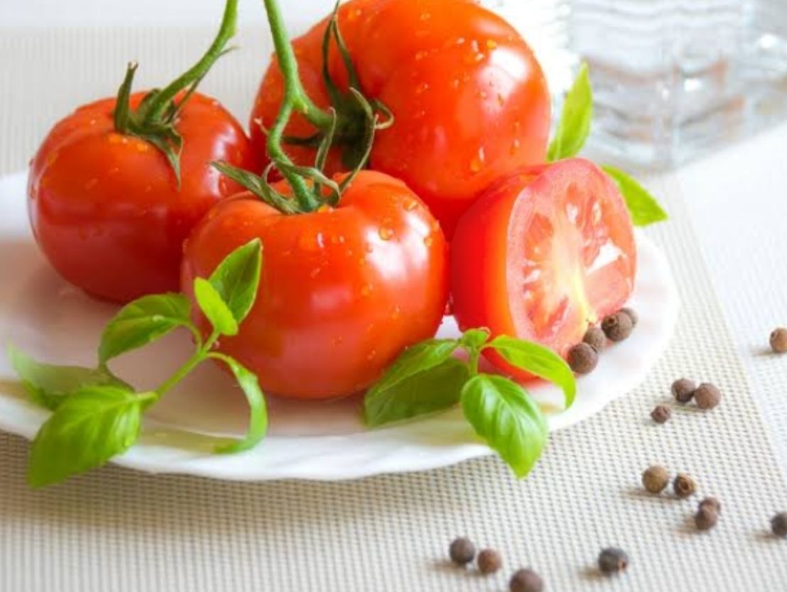 Manfaat nutrisi yang dikandung oleh tomat untuk kesehatan kulit wajah/