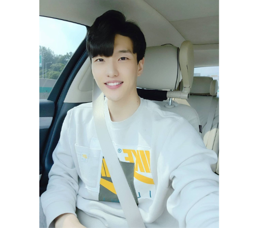 Senyum Manis Song Jun Ho Saat Berpakaian Putih