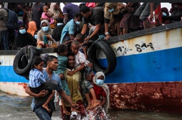 Ratusan warga Rohingya dini hari tadi Sabtu 2 Desember 2023 mendarat di pesisir pantai Ie Meulee, Sabang, Aceh. Namun warga setempat menolak kedatangan mereka. 