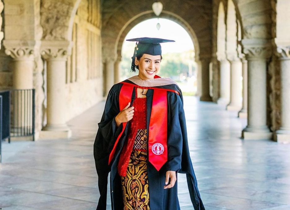 Maudy Ayunda lulus kuliah dari Stanford University
