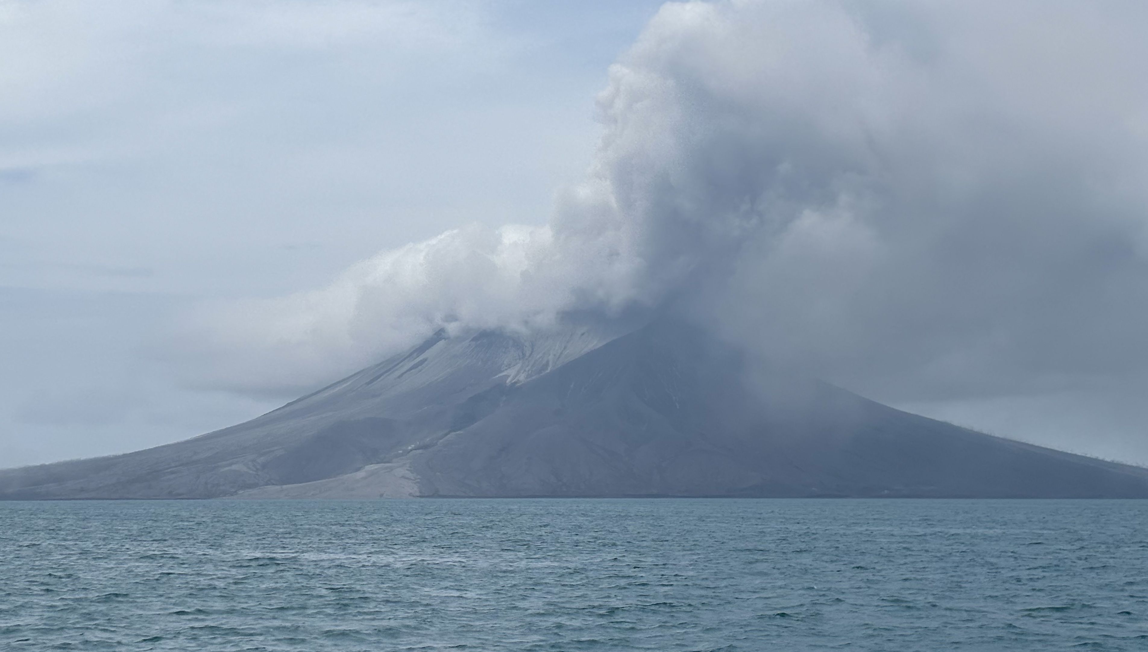 Kondisi Gunung Ruang saat erupsi terlihat dari atas geladak KN SAR Bima Sena di Pulau Tagulandang, Kepulauan Sitaro, Sulawesi Utara, Rabu, 1 Mei 2024.