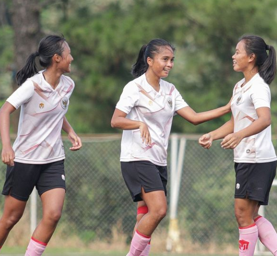 Timnas Wanita mengadakan pertandingan uji coba melawan tim putri Arema FC di lapangan Nirwana Parkir, Sawangan Depok,  12 September 2021. / @pssi