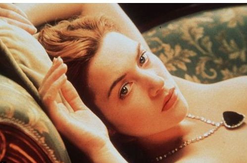 Rose telanjang dengan kalung biru pada film Titanic