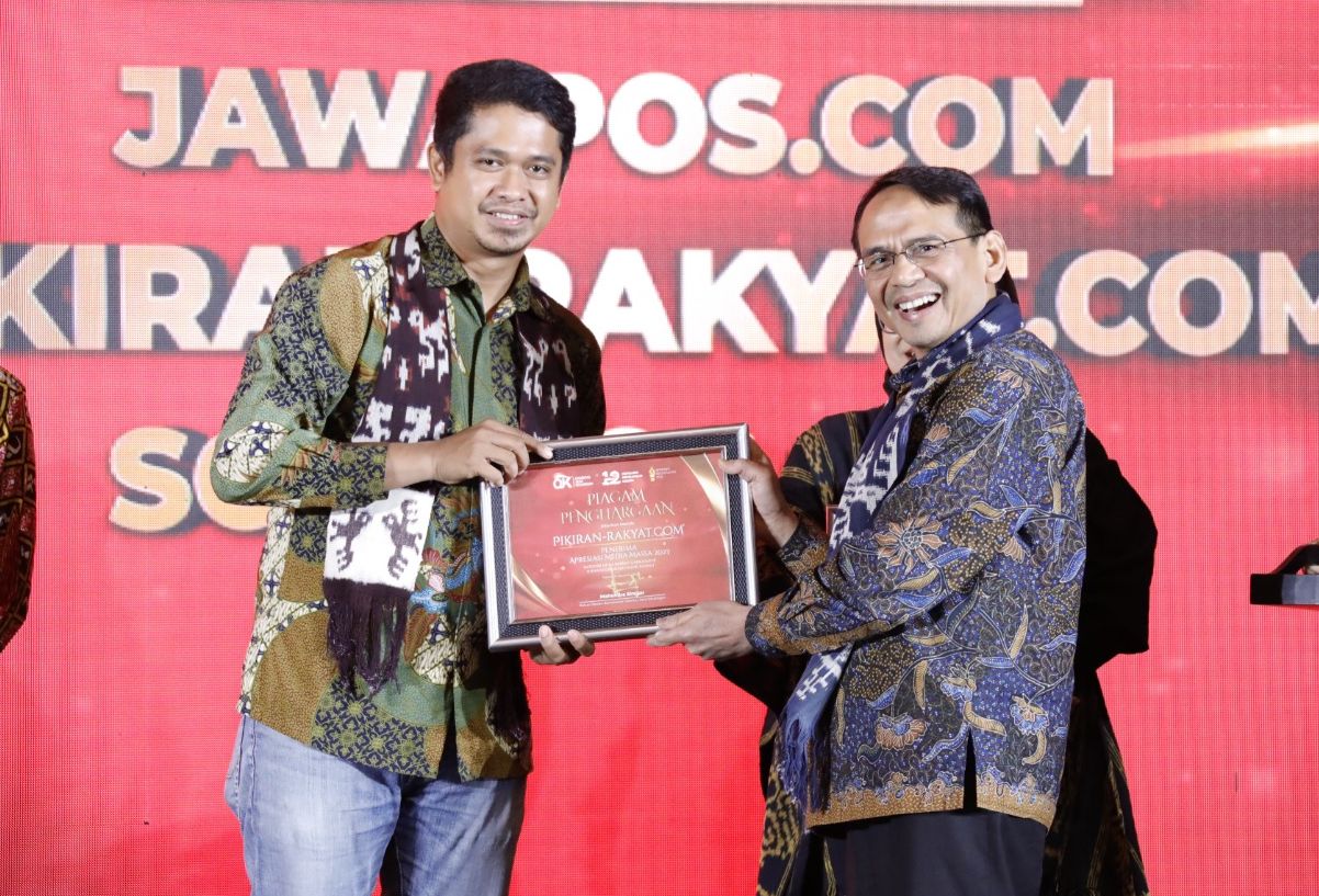 Kepala Biro Pikiran-Rakyat.com, Aldiro menerima penghargaan dari Kepala Eksekutif OJK Agusman di Jakarta, Senin, 27 November 2023. /Dok OJK/ 