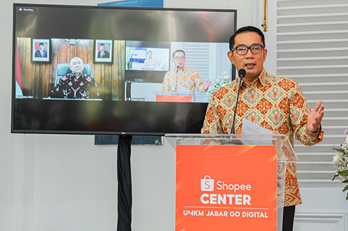 Gubernur Jawa Barat Ridwan Kamil sempat berinteraksi dengan Menteri Koperasi dan UKM Teten Masduki yang hadir secara online