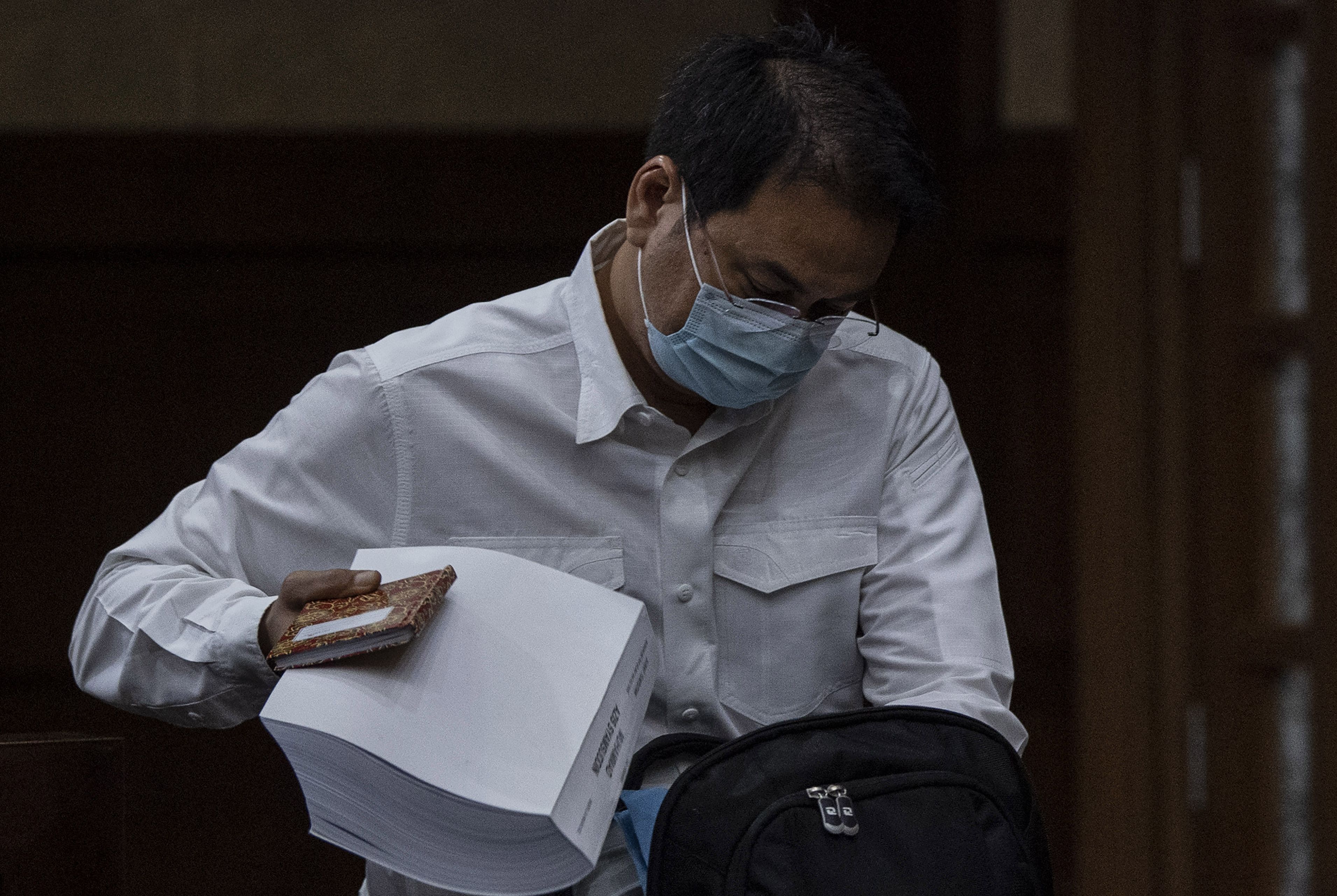 Terdakwa Azis Syamsuddin memasukkan berkas tuntutannya ke dalam tas seusai menjalani sidang tuntutan kasus suap kepada mantan penyidik KPK AKP Stepanus Robin Pattuju di Pengadilan Tipikor, Jakarta, Senin 24 Januari 2022. 