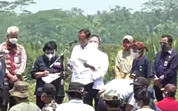 Di kawasan hutan mangrove Desa Tritih Lor Cilacap, Presiden Jokowi menyampaikan target rehabilitasi mangrove 2021.