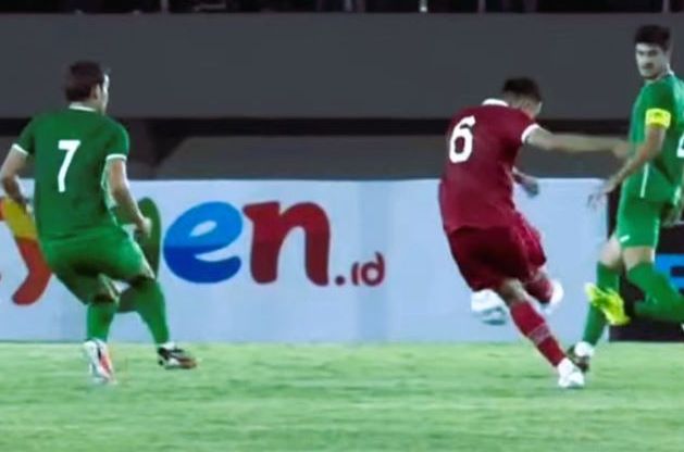 Gelandang Timnas Indonesia  Ivan Jenner menendang bola diluar kotak penalti membuahkan gol pertama untuk Indonesia di menit ke 40’ .