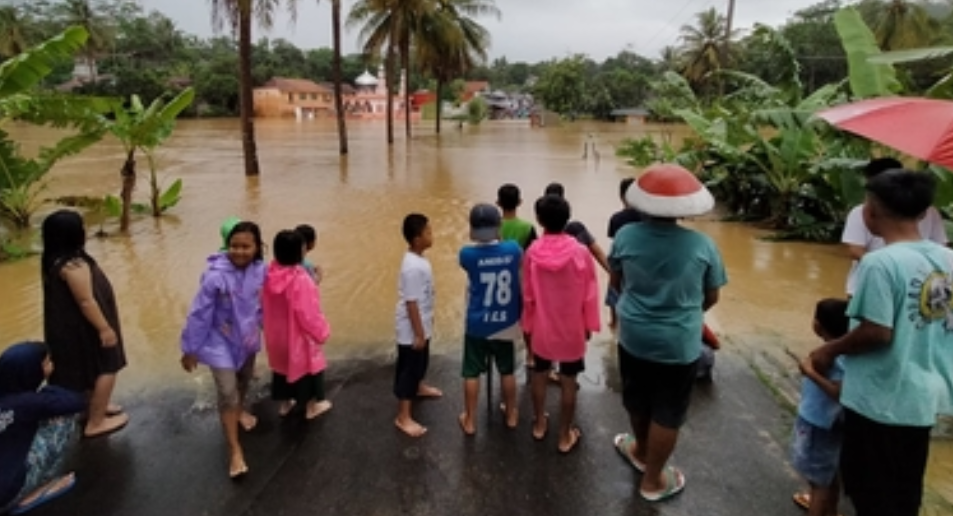 Banjir Bandang Garut Selatan Rendam Ratusan Rumah pada Senin, 12 Oktober 2020.