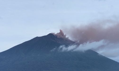 Gunung Api Kerinci atau Gunung Kerinci di Provinsi Jambi saat erupsi.