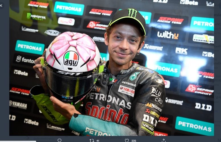 Valentino Rossi memamerkan helm berdesain spesial sesaat sebelum turun dalam sesi FP3 MotoGP San Marino 2021 yang digelar di Sirkuit Misano pada Satu (18/9/2021).