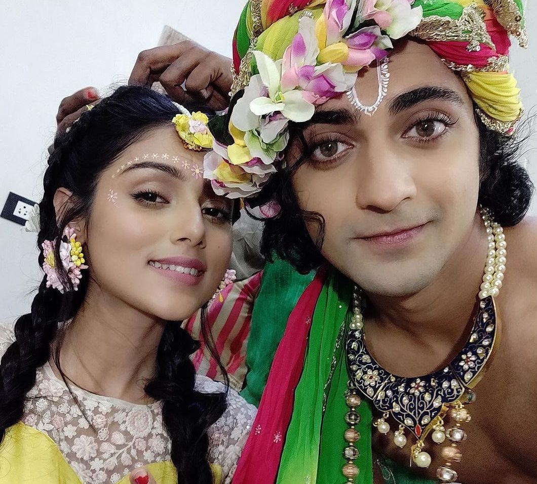 Sumedh dan Mallika menyempatkan diri selfie di sela-sela syuting Radha Krishna.
