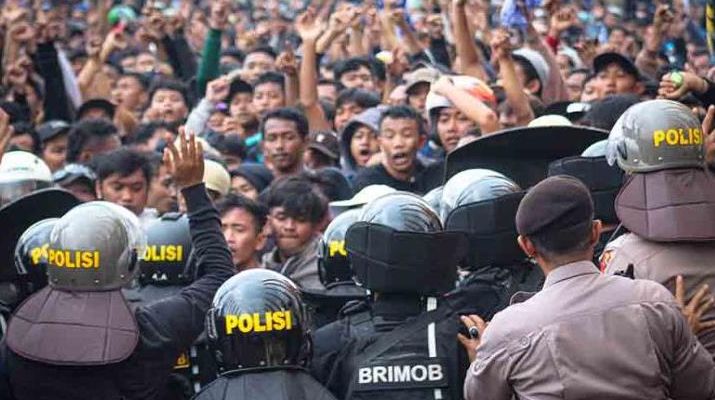 Kericuhan di Stadion Jatidiri Semarang antara suporter PSIS dengan polisi.