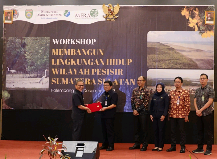 Sekretaris Daerah Provinsi Sumatera Selatan Suman Asra Supriono menyerahkan SK Gubernur Sumatera Selatan tentang Kelompok Kerja Mangrove (KKMD) kepada Kepala Dinas Kehutanan Provinsi Sumatera Selatan Pandji Tjahjanto yang juga menjabat sebagai Ketua KKMD Provinsi Sumatera Selatan. (Foto: Nugroho Ari