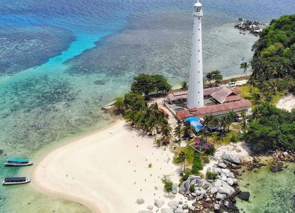 Pulau Lengkuas Belitung. tempat wisata terbaik cocok untuk honeymoon bersama pasangan halal.