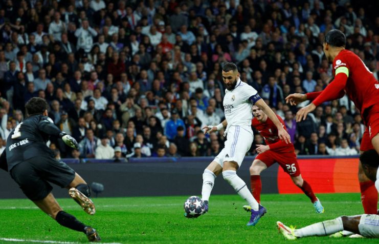 Karim Benzema cetak gol tunggal. Real Madrid berhasil melaju ke perempat final Liga Champions dengan agregat 6-2 atas Liverpool.