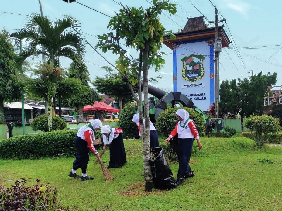 Siswa SMPN 1 Bawang bersihkan lingkungan komplek Taman Kardjono di Semampir Banjarnegara pada Selasa 21 Februari 2023