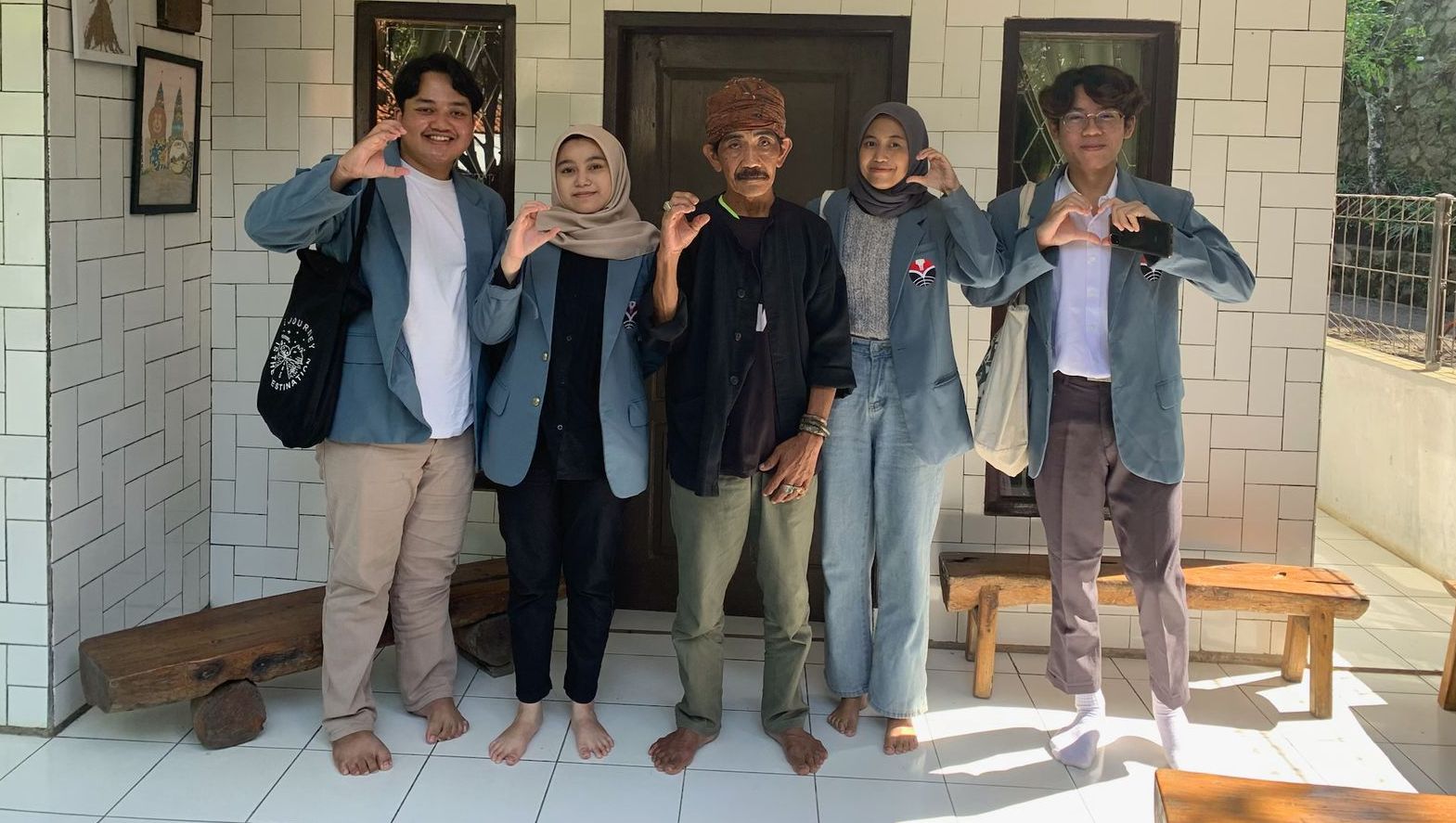 Tim PKM RSH UPI Bandung bersama pimpinan masyarakat adat Cireundeu di Kelurahan Leuwigajah, Kecamatan Cimahi Selatan, Kota Cimahi.*/kabar-priangan.com/Dok. PKM RSH UPI