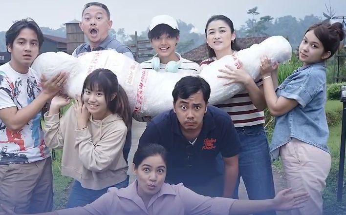 link streaming nonton Di Bulan Suci Ini series Vidio episode 1 sampai tamat, cerita komedi etnis Jawa Tionghoa