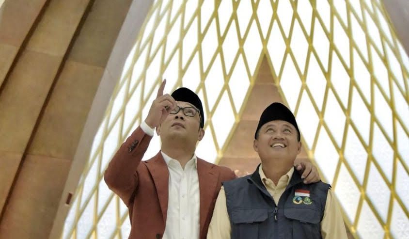 Gubernur Jabar Ridwan Kamil (kiri) dan Wakil Gubernur Jabar Uu Ruzhanul Ulum (kanan) saat meninjau Masjid Raya Al Jabbar.