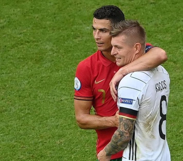 Potret Cristiano Ronaldo (Portugal) dan Toni Kroos (Jerman) usai pertandingan sengit di Euro 2020
