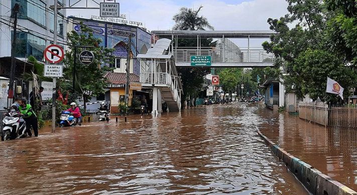 Banjir di Jalan Warung Buncit arah Pejaten Village, Jakarta Selatan, Sabtu 20 Februari 2021