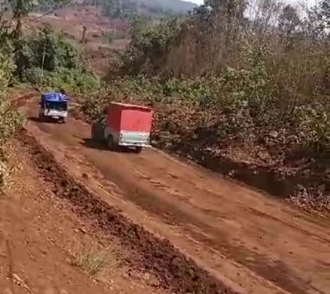 PT PKP turunkan satu unit alat berat bantu perbaikan akses jalan di perbatasan Desa Mandiodo dan Desa Tapuemea. 