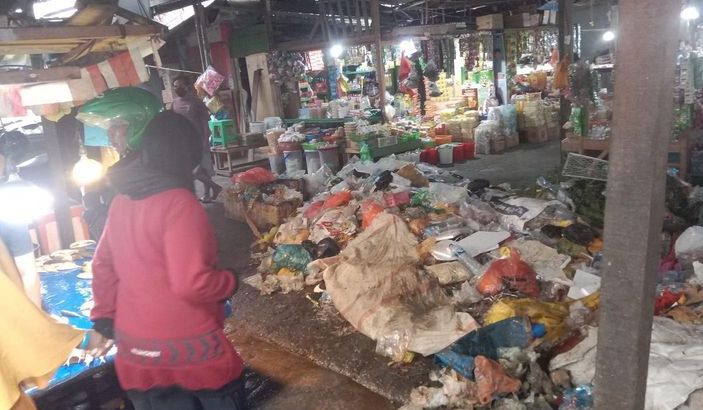 Tumpukan sampah di kawasan pasar Inpres Manonda Palu 