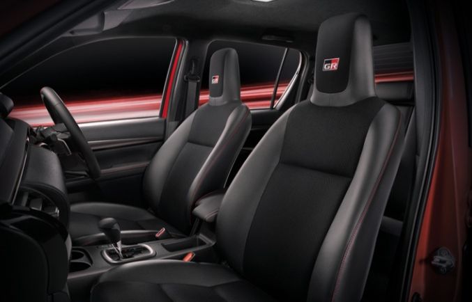 Desain interior pada bagian jok Toyota Hilux Revo GR Sport /