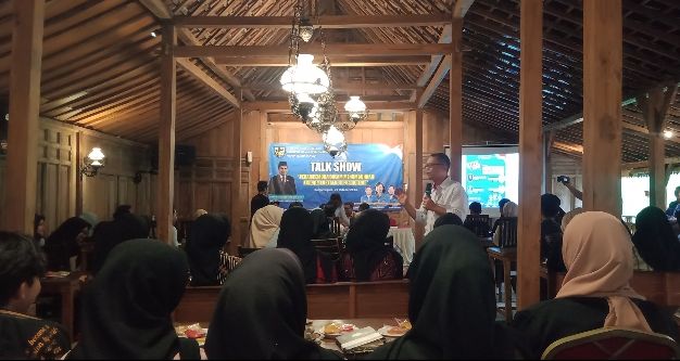 Teguh Handoko, Kepala Dindikpora Banjarnegara saat memberikan materi pada acara talk show peran pemuda dalam menumbuhkan ekonomi kreatif di era digital, digelar oleh DPD KNPI Jateng di Banjarnegara, Minggu 29 Oktober 2023