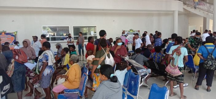 Masyarakat Tambrauw memadati RS Umum Pratama Kabupaten Tambrauw, Papua Barat untuk mendapatkan pengobatan secara gratis