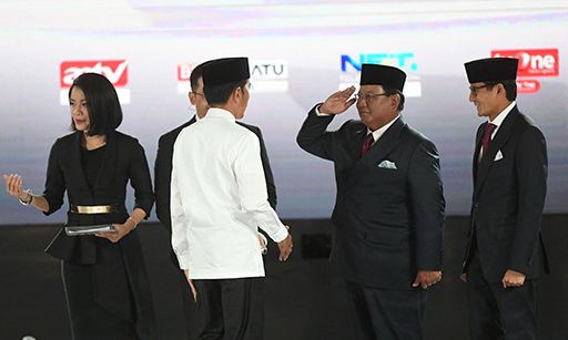 Prabowo Subianto bersama Sandiaga Uno didatangi Presiden Jokowi usai debat capres 2019.