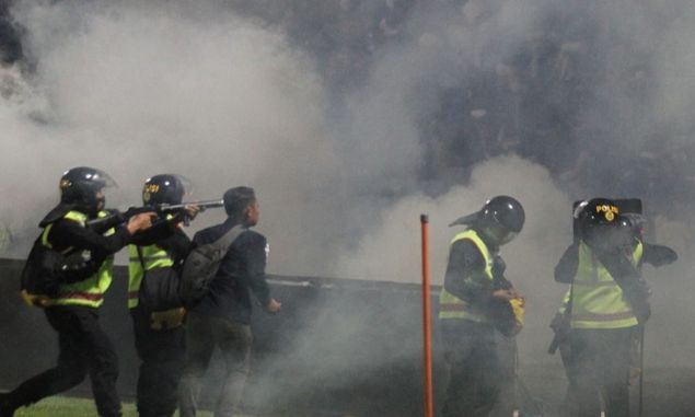 Media Asing Soroti Tragedi Kanjuruhan, Sebut Aturan FIFA tentang Senjata Api dan Gas Air Mata