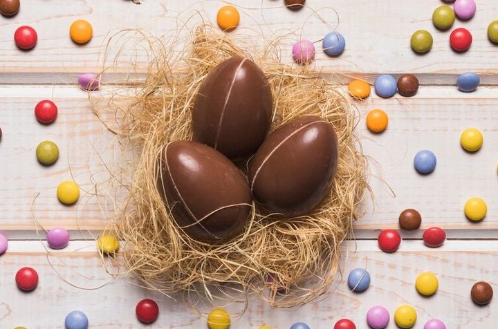 Ilustrasi telur cokelat khas Paskah.