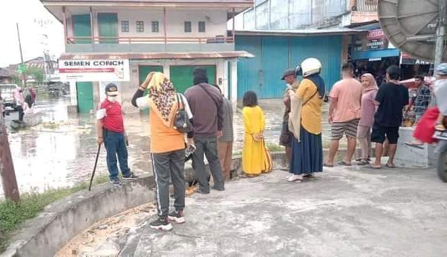 Warga keluar rumah menyaksikan air laut pada saat pasang di Kelurahan Buol