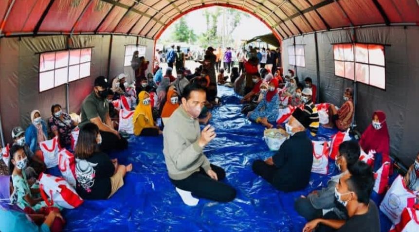 Presiden Jokowi Tinjau Langsung Pengungsi dan Lokasi Terdampak Bencana Alam Erupsi Gunung Semeru