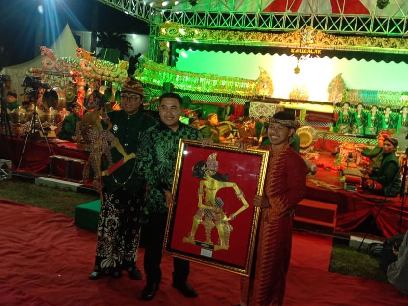 Ki Jalu Pamungkas (kanan) menyerahkan cinderamata wayang kulit kepada Danrem 071 Wijayakusuma pada perayaan HUT TNI ke 78 tahun 2023