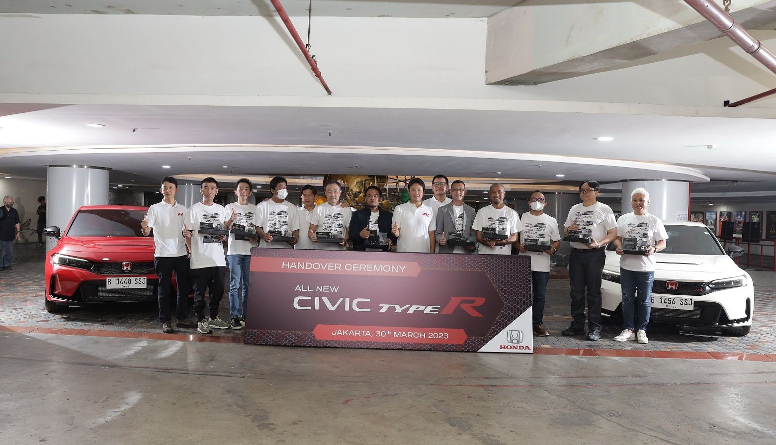 Penyerahan 10 mobil pertama dari PT HPM kepada konsumen All New Civic Type R di Jakarta.*/