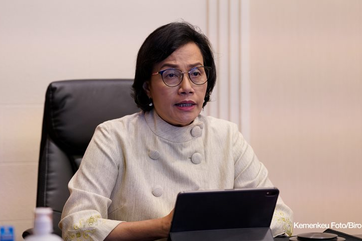 Menteri Keuangan Sri Mulyani Indrawati saat memberikan keterangan pers pada Konferensi Pers terkait THR dan Gaji ke-13 di Jakarta.