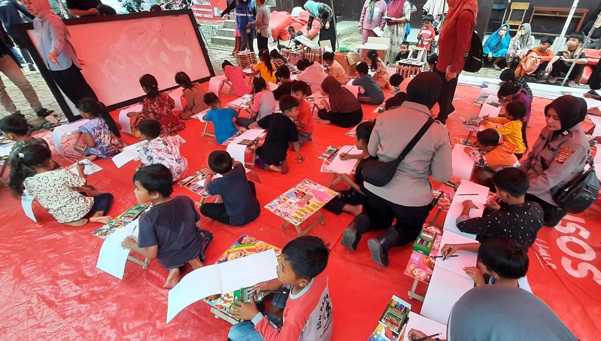 Sejumlah anak-anak mengikuti kegiatan menggambar di tenda sekolah darurat Kementerian Sosial, Posko pengungsi longsor, SD Negeri 1 Cibenda dan SDN Padakati, Desa Cibenda, Kecamatan Cipongkor, Kabupaten Bandung Barat pada Selasa 26 Maret 2024.
