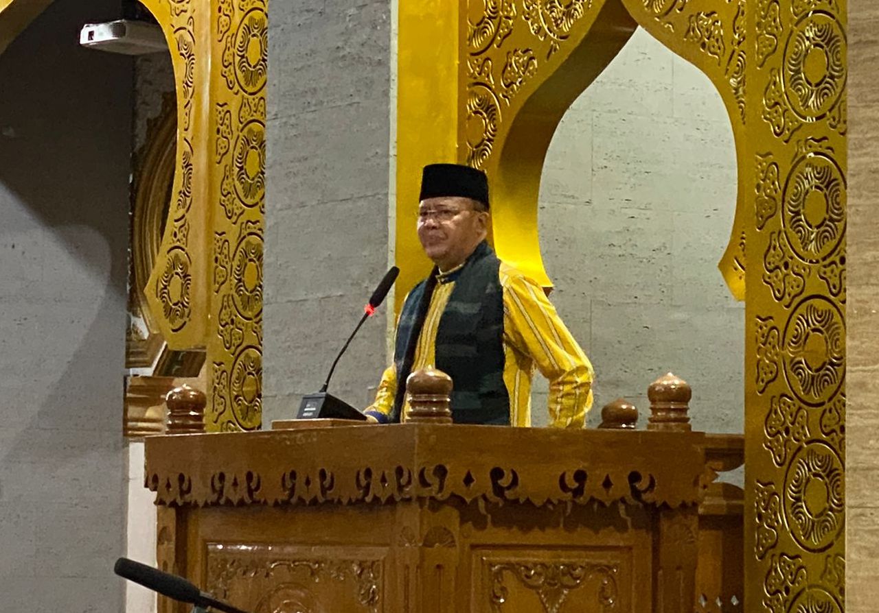 Gubernur Bengkulu Rohidin Mersyah melaksanakan Sholat Isya dan Taraweh malam pertama bulan Ramadhan di Masjid Raya Baitul Izzah, Kamis (22/3/2023) (foto: mcpb)