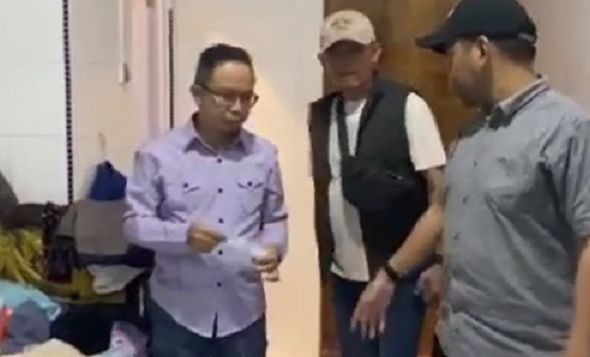Tim Tabur Kejaksaan Agung bersama Kejari Kota Batam menangkap anggota DPRD Sulteng, Yahdi Basma di Batam.